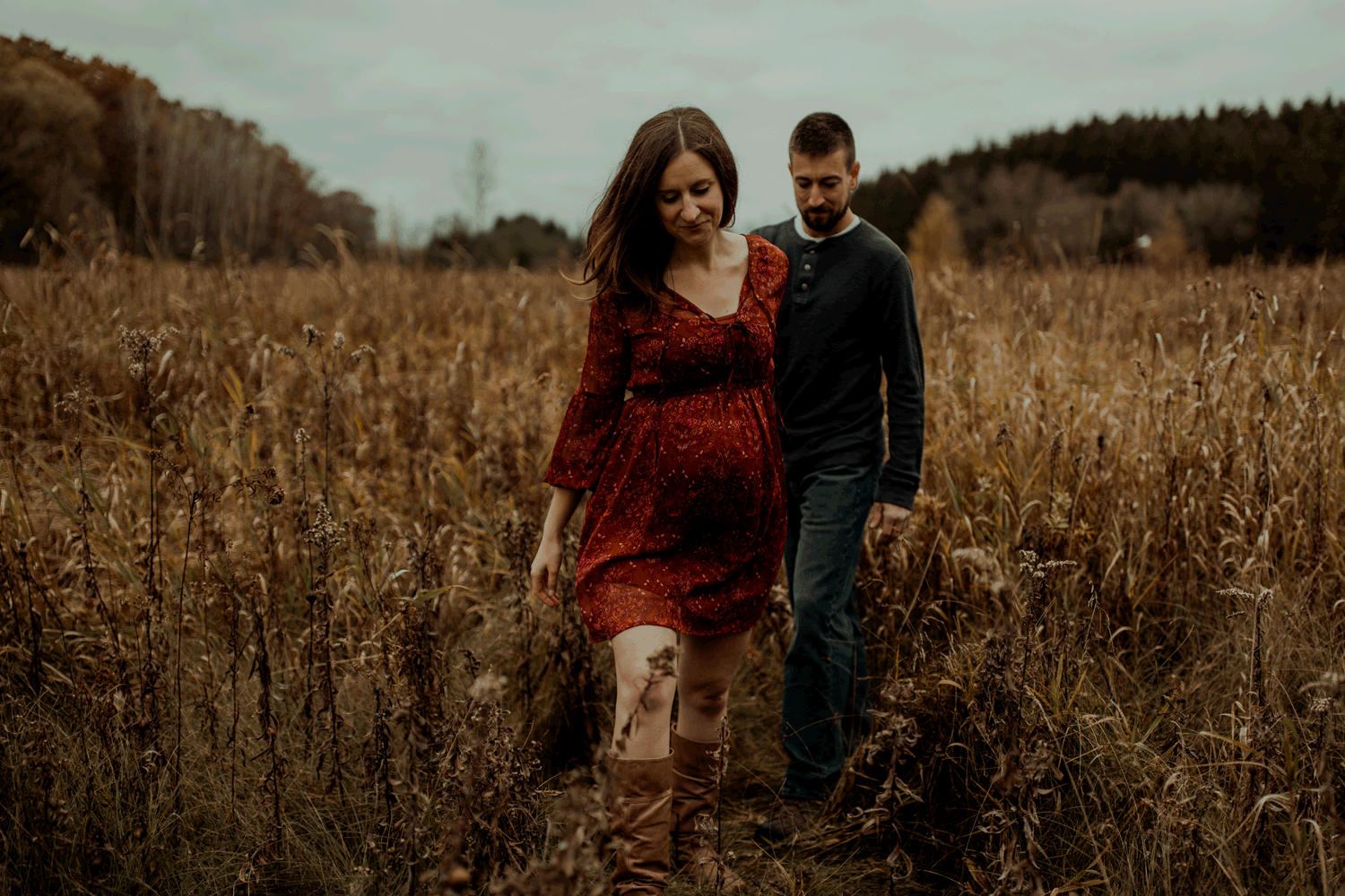 Milwaukee Lifestyle Photographer | Maternity session in field.